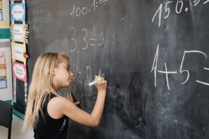 C’est quoi la dyscalculie ? Définition, signes et accompagnement efficace